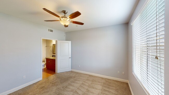 Building Photo - Luxurious  2 Bedroom 2 Bathroom Floor Leve...