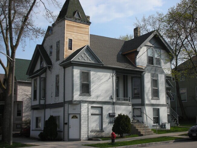 Building Photo - 1702 E Bradford Ave
