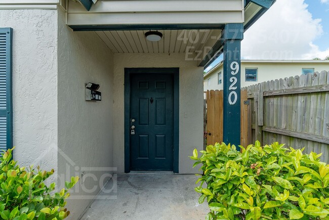 Building Photo - Fully remodeled 3/2 Downtown West Palm Beach