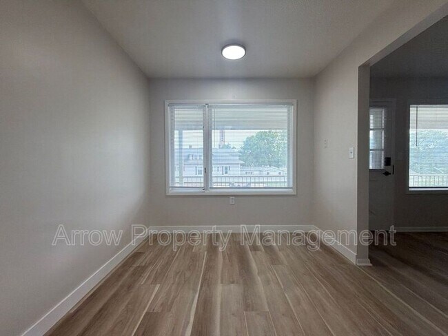 Building Photo - 823 N 6th St