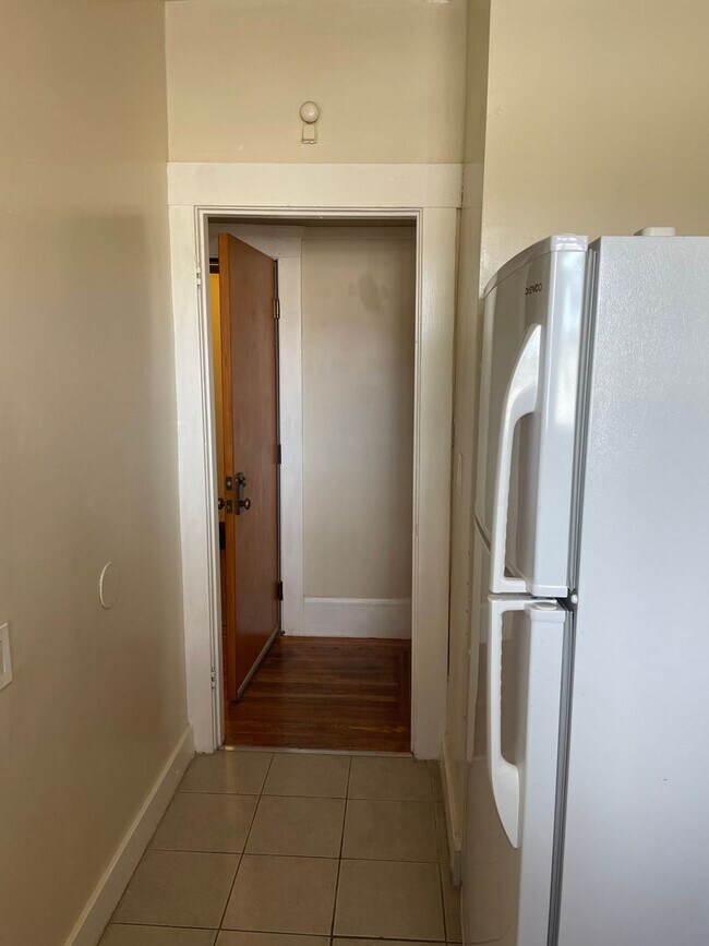 Foto del edificio - Very Bright Sunny, Quiet and Cozy location, this unit is Completely Renovated Studio