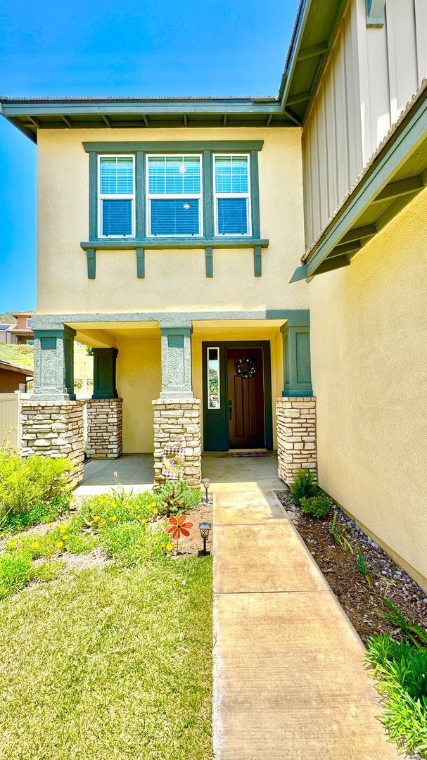 Foto del edificio - Start the summer off right in the desirable community of Horse Creek Ridge! You do not want to mi...