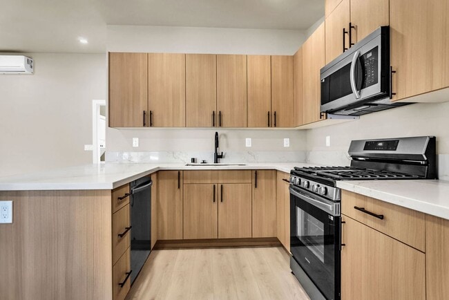 Building Photo - Brand new 2 bed 1 bath with washer/dryer i...