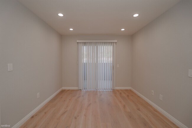 Building Photo - 1 br, 1 bath Condo - 3640 Oak Creek Drive E