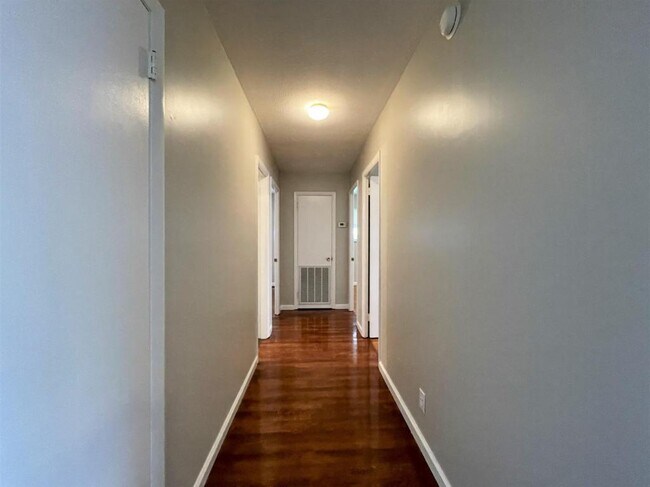 Building Photo - 106 York Drive