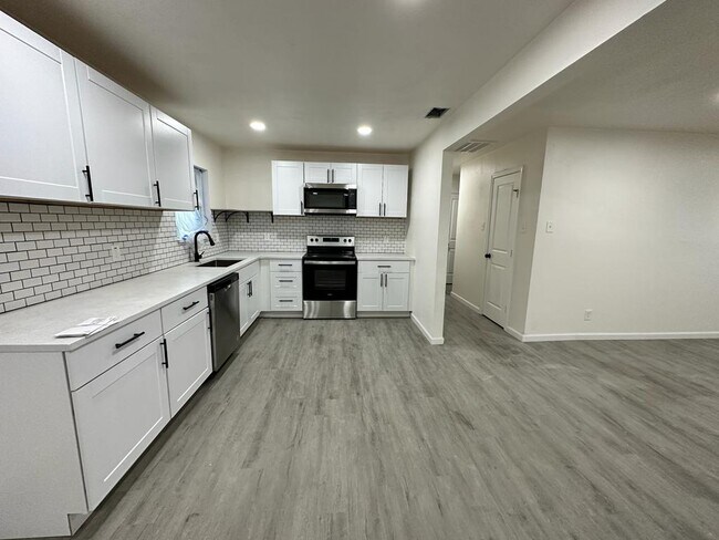 Foto del edificio - 13776 Pyramid Dr