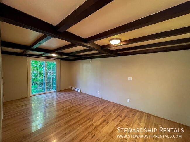 Building Photo - Unique studio in great neighborhood!