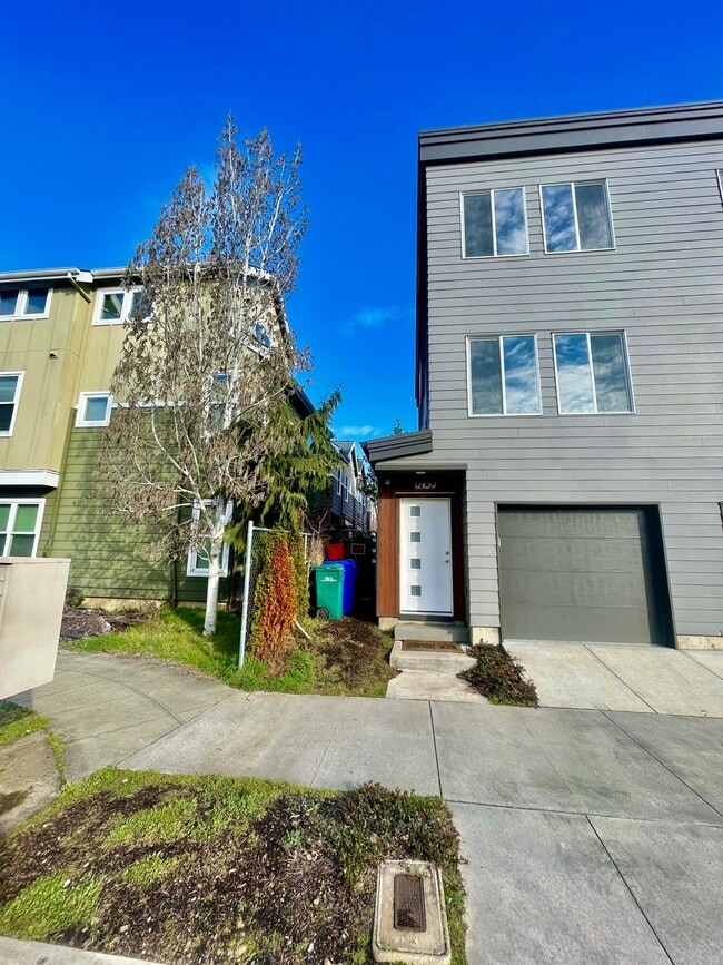 Building Photo - 12109 SE Pardee St