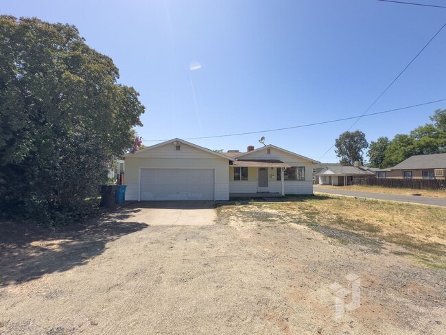 Building Photo - 3 Bedroom Oroville Home with garage and SHOP!