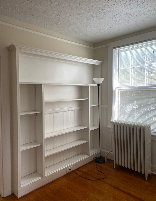 Muebles empotrados en la sala de estar - 518 Palmetto Ln SW