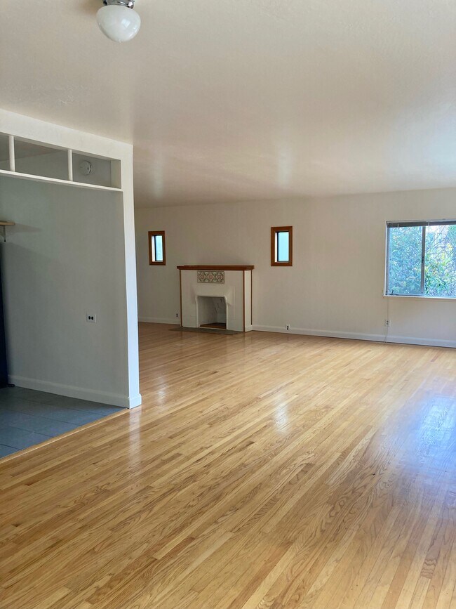 Building Photo - 3319 Madera Ave