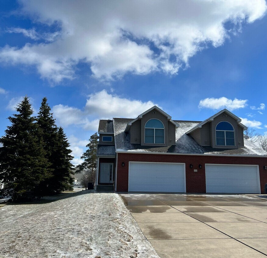 Primary Photo - 40 Brompton Ct