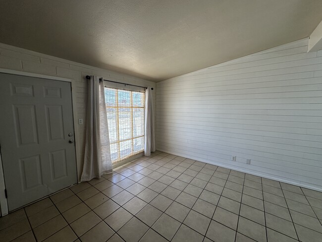 Building Photo - 960 W Rosewood Dr