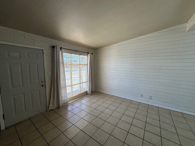 Foto del edificio - 960 W Rosewood Dr