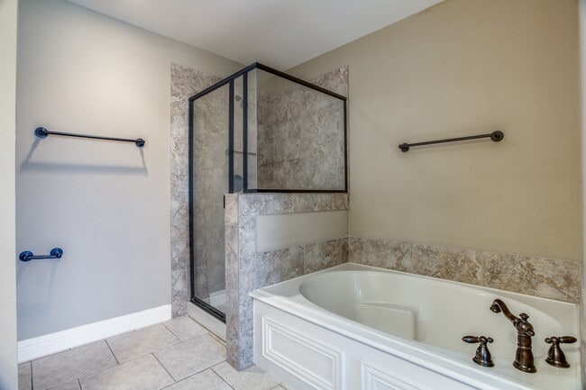 Foto del edificio - Bright Corner 3-Bed with Garage & In-Unit Laundry in Prime Dallas Location