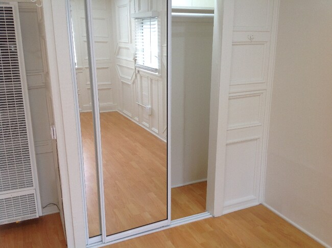 Building Photo - 933 18th St