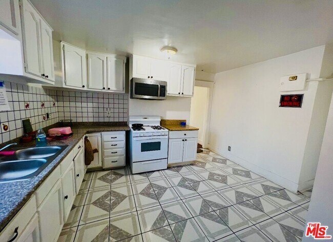 Foto del edificio - 1557 W 29th St