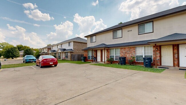 Building Photo - ONLY $995 FOR THIS COZY BEAUTY!