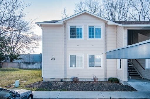 Foto principal - Remodeled 2 Bed 1 Bath! Close to freeway, ...