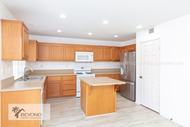 Foto del edificio - ***SOLAR***GATED ACCESS***2 CAR GARAGE***P...