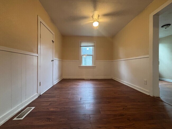 Building Photo - 3 bedroom 1 bath home available now