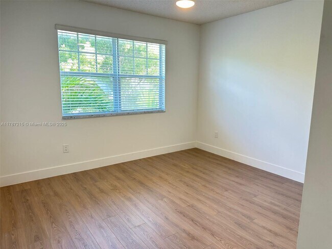 Foto del edificio - 5920 W Sample Rd