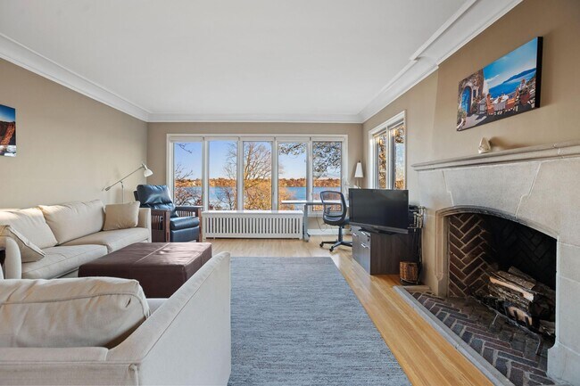 Foto del edificio - 4344 W Lake Harriet Pkwy