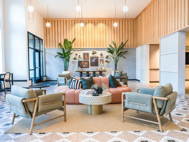 Experimente el ambiente acogedor de la oficina de arrendamiento de Modera Woodstock, que cuenta con elegantes asientos y obras de arte seleccionadas que reflejan el encanto moderno de la comunidad de Portland. - Modera Woodstock