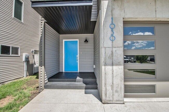 Foto del edificio - Spacious 3 bed/3 bath Home For Rent (2,324...