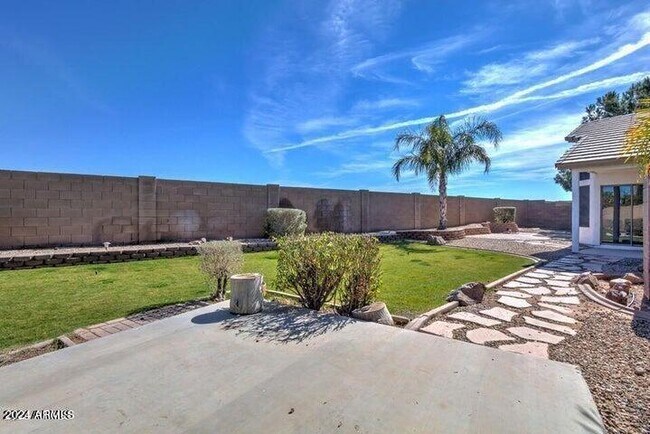 Building Photo - 2131 S Peppertree Dr