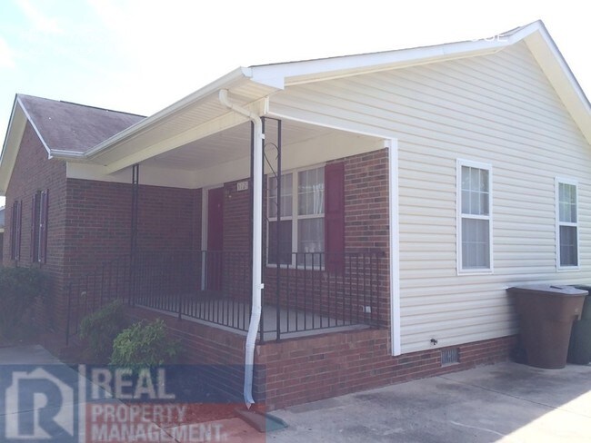 Foto del edificio - Updated and Affordable 3 Bedroom Brick Ranch
