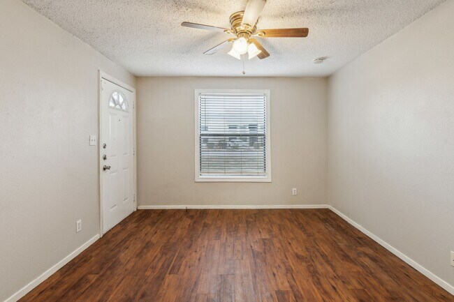 Foto del edificio - 2 Week Free Move-In Incentive! Lago Vista Living | 2 Bed | Private Yard | Lake Access + Amenities
