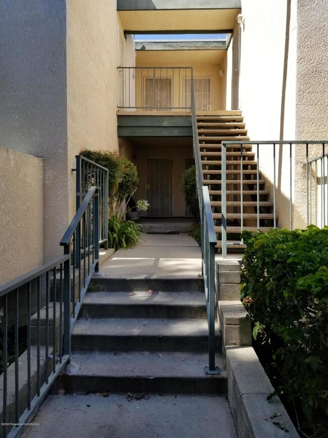 Building Photo - 10636 Woodley Ave