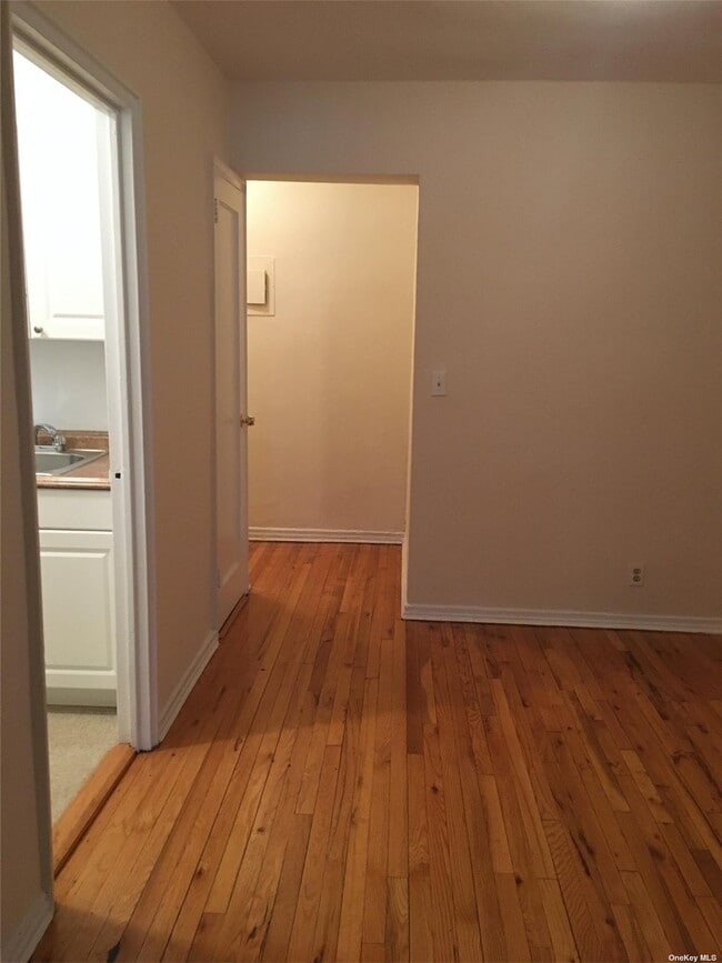 21 Schenck Ave Unit 2Bd, Great Neck Plaza, NY 11021 Room for Rent in
