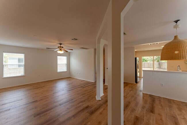 Building Photo - Beautiful 4bd/3ba House in Austin!