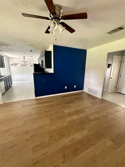 Foto del edificio - 6524 Blue Grass Dr