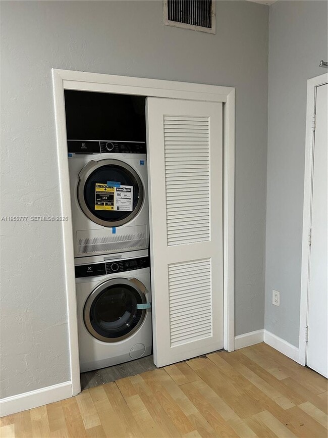 Building Photo - 1360 Collins Ave