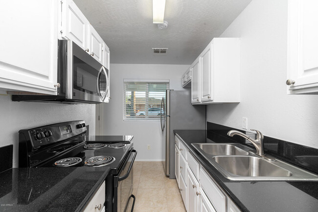 Building Photo - 6802 E Pinchot Ave