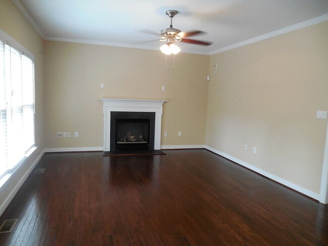 Foto del edificio - Large Colonial in Twin Hickory  **Availabl...