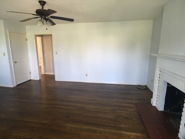 Foto del edificio - 2 Bedroom 2 Bath Off University Blvd