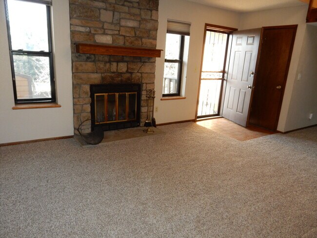 Foto del edificio - Darling 2 Bed, 2 Bath Top Level Condo with...