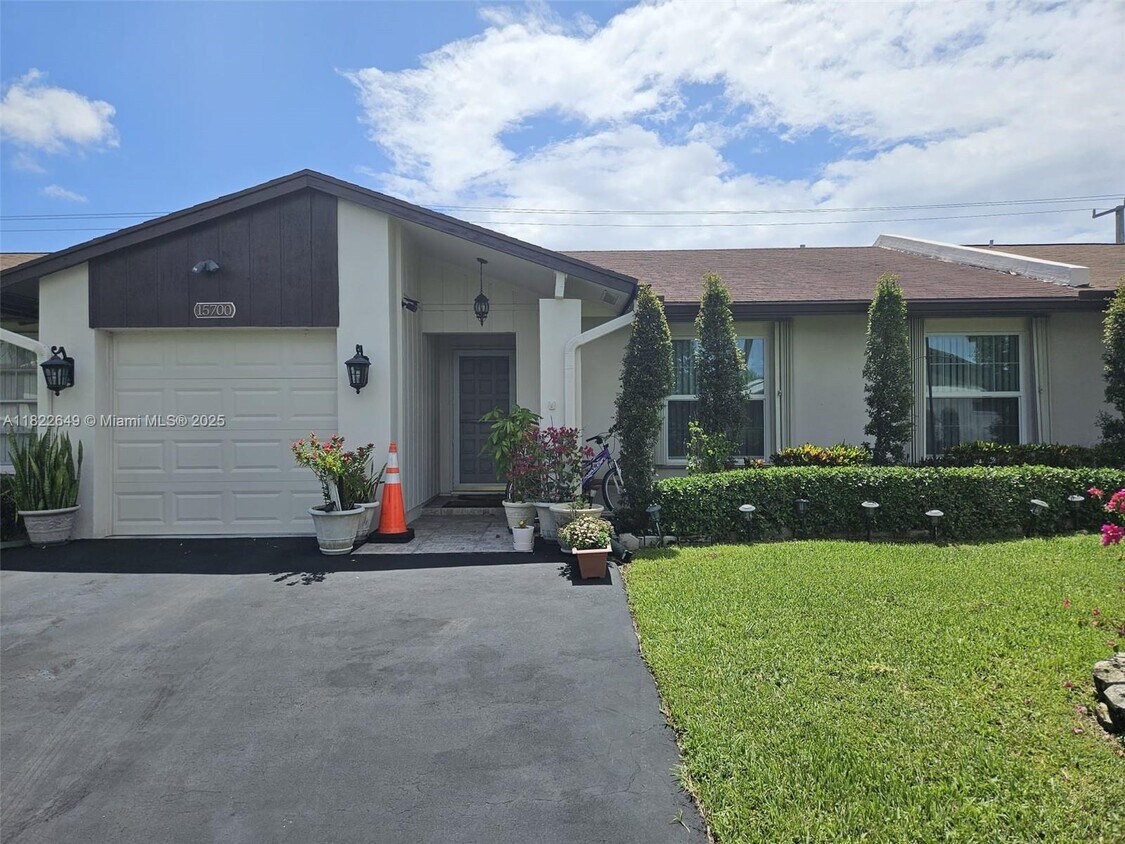 Foto principal - 15700 Bottlebrush Cir