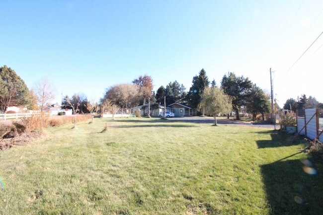 Building Photo - Homestead in Bend