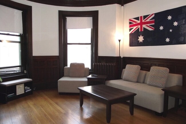 Building Photo - 924 Beacon St