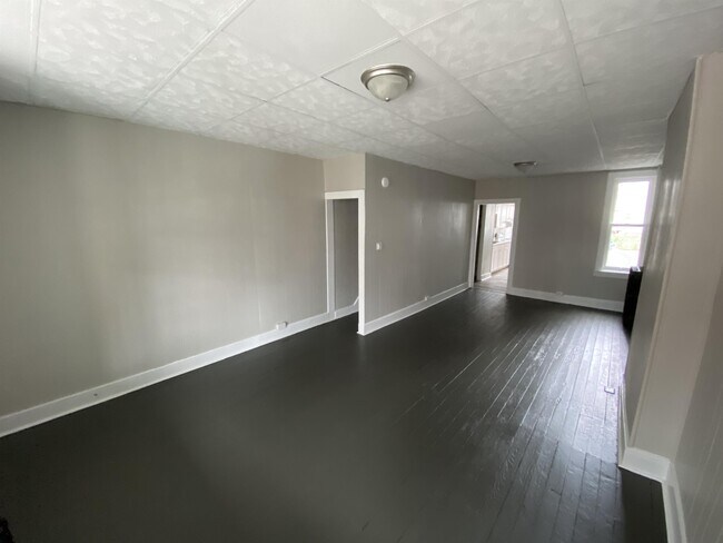 Building Photo - 909 W Poplar St