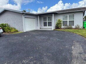 Building Photo - 11421 NW 39th Pl