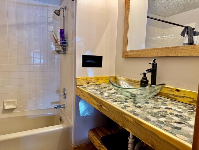 Foto del edificio - 96 Mountainside Dr