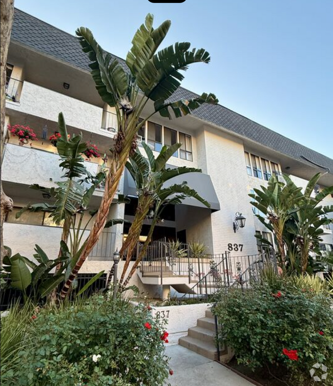 Building Photo - 837 N West Knoll Dr