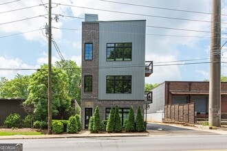 Building Photo - 417 E College Ave