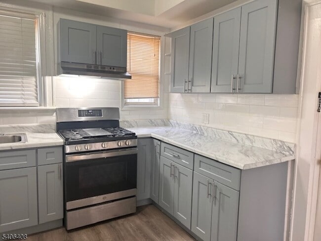 Foto del edificio - 185 Goldsmith Ave